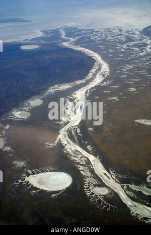 Luftaufnahme von Mustern von Siedesalz aus trockenen Bach in Etosha Pan in der Etosha Nationalpark in Namibia Stockfoto