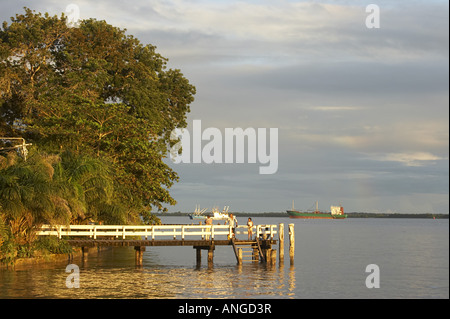 Wasser in der Hauptstadt Paramaribo Suriname bei Sonnenuntergang Stockfoto