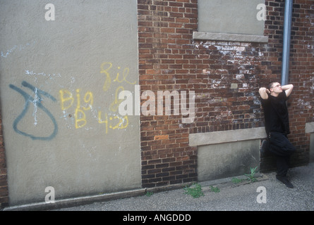 Junger Mann in der Gasse Stockfoto