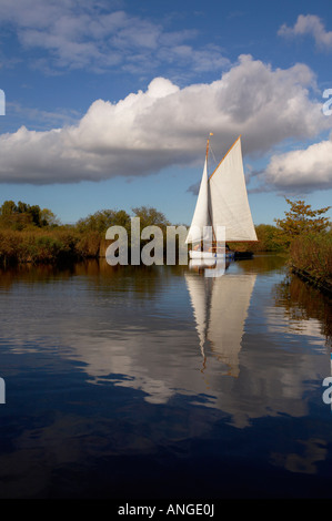 Traditionelle hölzerne Segeln Sportboot auf den Norfolk Broads Stockfoto