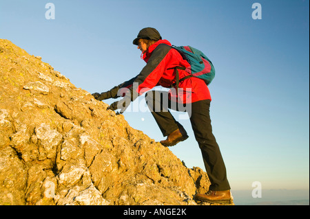 Eine Frau, die kriechen in den Lake District Cumbria UK Stockfoto