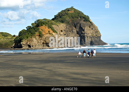 Familie zu Fuß am Strand Westküste Auckland New Zealand Stockfoto