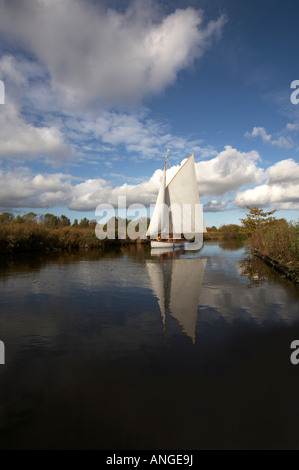 Traditionelle hölzerne Segeln Sportboot auf den Norfolk Broads Stockfoto