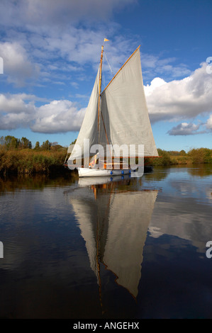 Traditionelle hölzerne Segeln Sportboot auf den Norfolk Broads Stockfoto