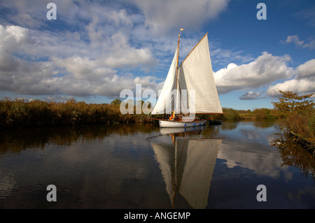 Traditionelle hölzerne Segeln Sportboot auf den Norfolk Broads Stockfoto