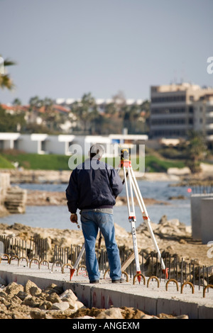 Zyprischen Mann mit Theodoliten Vermessungen der Küste Entwicklung und Verbesserungen, Zypern Stockfoto