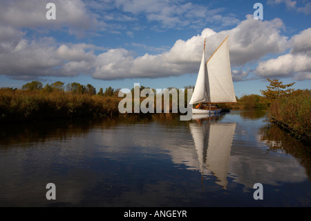 Traditionelle hölzerne Segeln Sportboot auf den Norfolk Broads Stockfoto