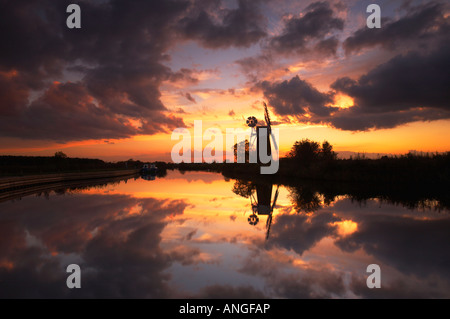 Dramatischen Sonnenuntergang widerspiegelt in den Fluss Ameise auf den Norfolk Broads, UK Stockfoto