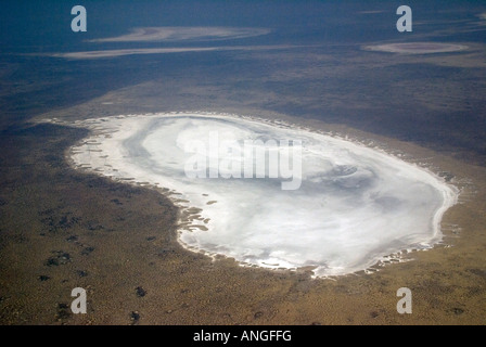 Luftaufnahme von kleineren Salzpfanne in der Nähe der Etosha Pan in der Etosha Nationalpark in Namibia Stockfoto