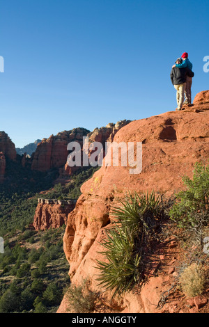 Ein paar genießen Sie den Ausblick vom Schnebly Hill Vista Sedona Arizona Stockfoto