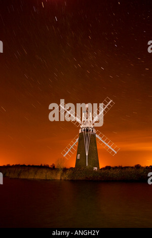 Torf Fen Windmühle am wie Hügel auf den Norfolk Broads-Photogred in der Nacht zusammen mit Sternspuren mit einer langen Belichtungszeit. Stockfoto
