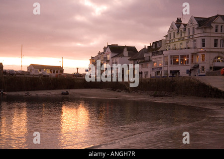 Sonnenuntergang über St Mawes Hafen, Cornwall, England. Stockfoto