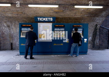 Pendler aus Automaten am Bahnhof Limehouse in Londons East End Tickets kaufen Stockfoto