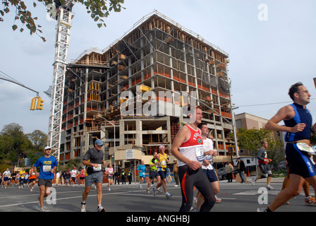 ING NYC Marathon in der Nähe von Mount Morris Park in Harlem Stockfoto