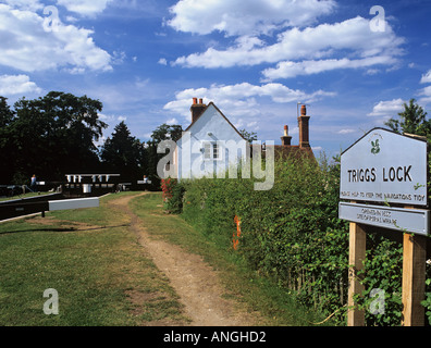 TRIGG Sperre auf WEY NAVIGATION mit Namensschild Schleusenwärter Ferienhaus Sutton grün Surrey England UK Großbritannien Stockfoto