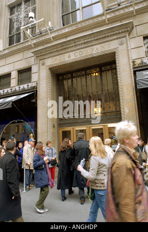 Saks Fifth Avenue in New York City wimmelt Shopper im Weihnachtsgeschäft es Stockfoto