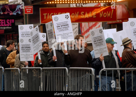 Stagehands gehen die Streikposten vor dem St.-James-Theater Stockfoto