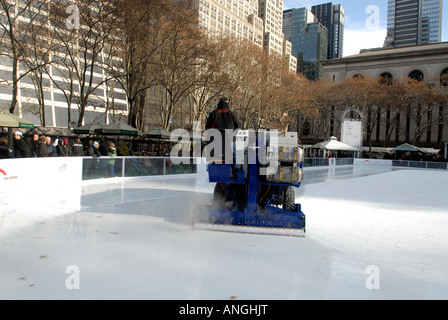 Das Eis auf der Eisbahn im Bryant Park in New York City ist zwischen Eislaufen Sitzungen von einem Arbeiter auf ein Zamboni bereit. Stockfoto