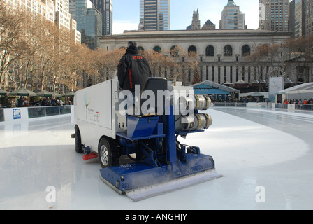 Das Eis auf der Eisbahn im Bryant Park in New York City ist zwischen Eislaufen Sitzungen von einem Arbeiter auf ein Zamboni bereit. Stockfoto