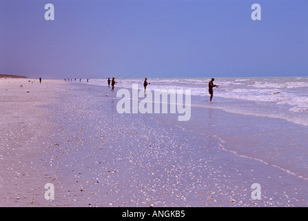 "Eighty Mile Beach", Linie der Fischer am Strand, Westaustralien. Stockfoto