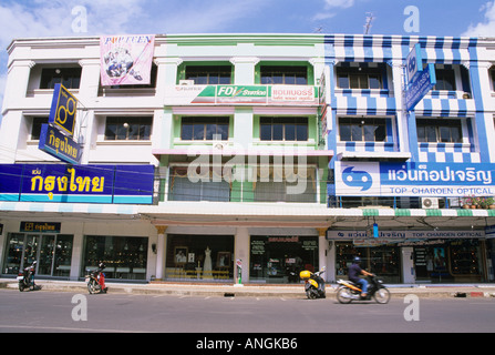 Reihe von Geschäften, High Street, Krabi Town Center, Süd-Thailand. Stockfoto