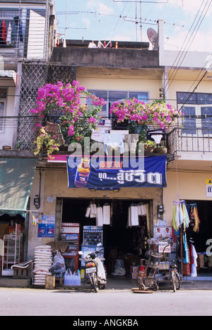 Kleiner Laden, Seitenstraße, Krabi Town, Süd-Thailand. Stockfoto