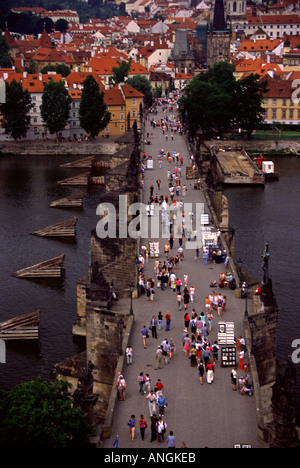 Blick hinunter auf die Karlsbrücke aus dem Nordturm Stockfoto