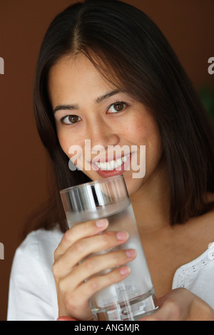 Asiatische Frau mit Glas Wasser Stockfoto