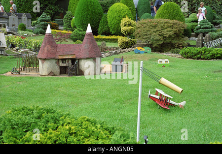 Flughafen und Oast House Beaconscot Modelldorf Stockfoto