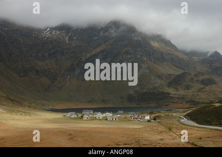 Cadagno di Fuori Lago Cadagno Alpe di Piora Piz Corandori im Nebel Ritomsee Herbst Kanton Tessin Tessiner Alpen Schweiz Stockfoto