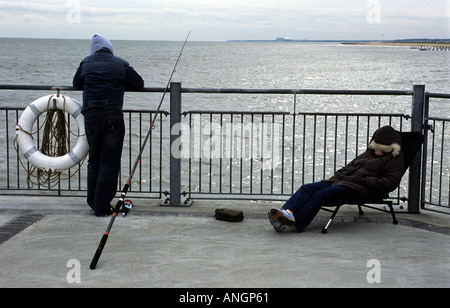 Angeln vom Ende des Southwold Pier in Suffolk, England. Stockfoto