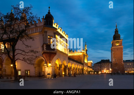 Polen Malapolska Provinz Krakau Krakau Cracof Grand Square Rynek Glowny Tuchhalle Sukiennice und Rathaus Uhr Twilight Stockfoto