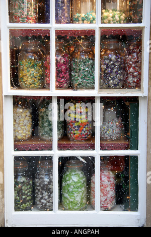 Bonbons in Gläsern in einem altmodischen Süßwarenladen in Bath England Stockfoto