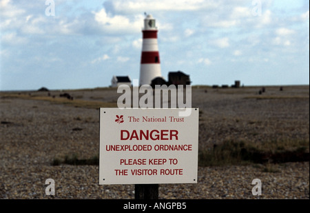 National Trust unterschreiben Warnung von unexploded Artillerie, Orfordness, Suffolk, UK. Stockfoto