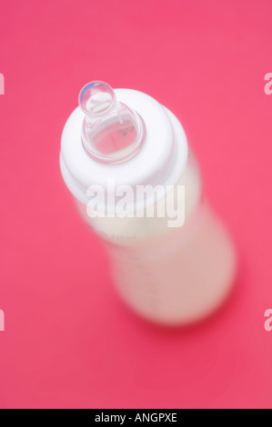 Fläschchen mit Milch gefüllt Stockfoto