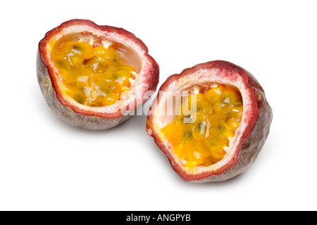 Passionsfrucht/Maracuja halbiert auf weißem Hintergrund Stockfoto