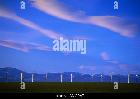 Wolken, Windturbinen und Rocky Mountains, Pincher Creek, Alberta, Kanada. Stockfoto