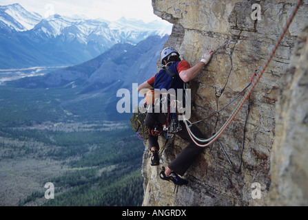 Eine junge männliche Bergsteiger durchqueren, Yamnuska, Alberta, Kanada. Stockfoto