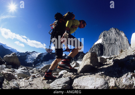 Ein junger Mann, er seinen Weg in die Bugaboos, Britisch-Kolumbien, Kanada Stockfoto