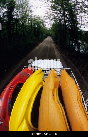 Van voller Wildwasser Kajaks auf Rennstreckenareal in Laurentien Berge, Quebec, Kanada. Stockfoto