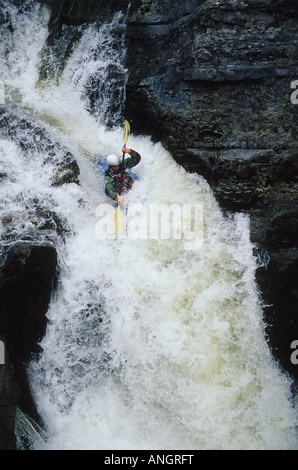 Kajakfahrer paddeln Wasserfall auf McCloud River in der Nähe von Jasper Nationalpark, Alberta, Kanada Stockfoto