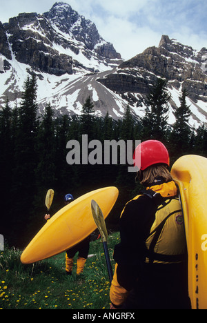 Kajakfahrer wandern um am Bow River, Banff Nationalpark, Alberta, Kanada Stockfoto