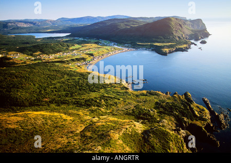 Antenne des Coastal Fischerdorf Forellenfluss, Neufundland, Kanada. Stockfoto