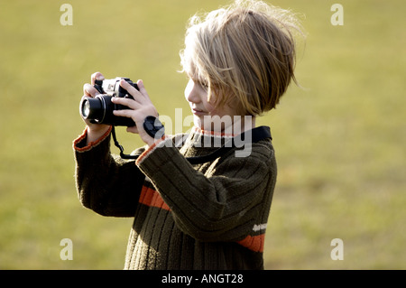 Junge mit Digitalkamera Stockfoto