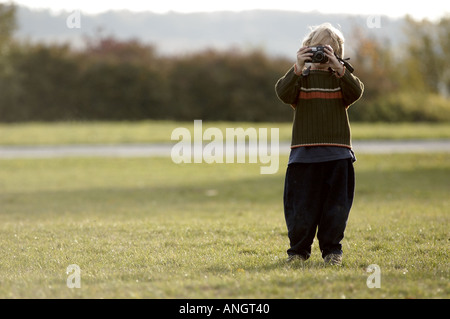 Junge mit Digitalkamera Stockfoto