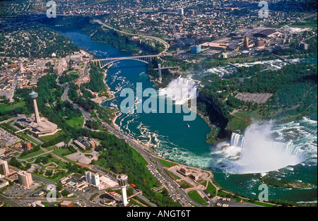 Luftbilder Sommer Blick auf die American Falls und angrenzenden Bridal Veil Falls gesehen in den Hintergrund und die kanadischen Horseshoe Stockfoto