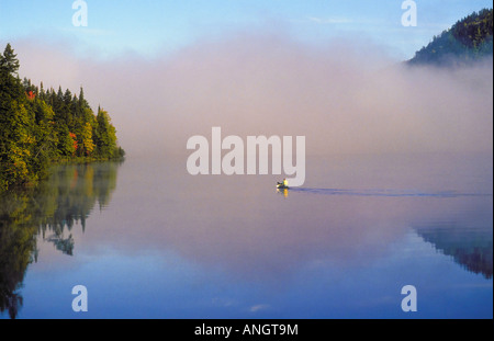 Kanufahrer paddeln durch Morgennebel Anfang September am Lake Monroe/Lac Monroe in Mont-Tremblant Provincial Park/Parc nation Stockfoto