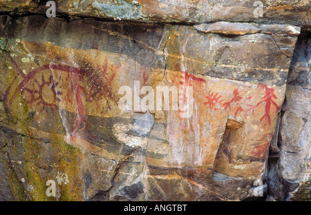 Erste Nation roten Ocker Piktogramme/Felsmalereien gefunden auf einer Felswand in der McIntyre Bluffs oben Vaseux Lake Provincial Park Stockfoto