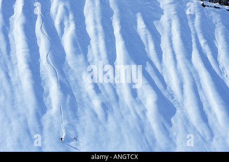 Mann, Snowboarden im Hinterland der Rogers Pass, British Columbia, Kanada. Stockfoto