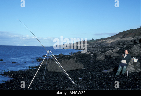 Meer Angler Angeln vom felsigen Ufer in Clevedon auf den Bristol Channel North Somerset England Stockfoto